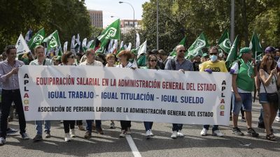 Varias personas participan, con pancartas, en una manifestación a favor de la subida salarial y los servicios públicos, a 21 de septiembre de 2022, en Madrid (España).  / Europa Press