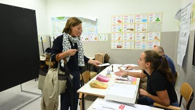 Una mujer acude a depositar su voto durante las elecciones italianas. / EFE