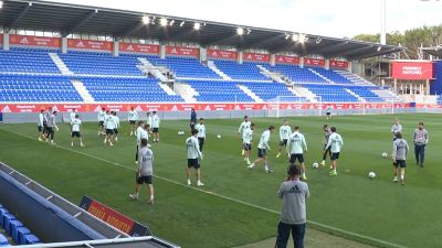 Los jugadores de la Selección entrenan en el estadio de El Alcoraz.