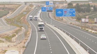 Imagen de unos de los primeros vehículos que han podido estrenar la autovía entre Gallur y Mallén.