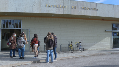 Cada año más de 14.000 alumnos salen de las facultades de medicina. / Objetivo