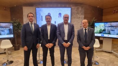 De izda. a dcha., Antonio Sangó, director de ESIC Zaragoza; Francisco Querol, director general de CARTV; Felipe Faci, consejero de Educación y Félix Longás, hermano mayor de la Real Hermandad de San Juan de la Peña.