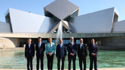 Javier Lambán y Marta Gastón, en el centro, junto a los representantes de las empresas promotoras de este proyecto, este martes. / Gobierno de Aragón