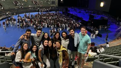 Jóvenes de Hakuna Zaragoza en el concierto de Hakuna el pasado mes de septiembre en el Palacio Vistalegre. / M.M