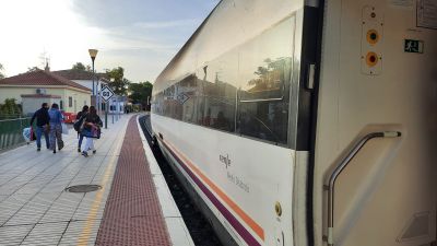 Tren  de media distancia en la estación de Cariñena. | Renfe