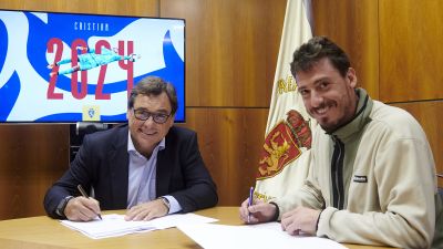 Cristian Álvarez firma su contrato con el Real Zaragoza.