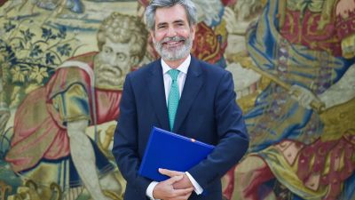 Carlos Lesmes posa tras la entrega de las memorias anuales 2021 en el Palacio de la Zarzuela. / Europa Press.