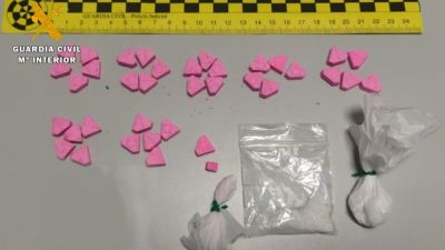 Entre sus pertenencias encontraron 19 gramos de anfetaminas, 2 de speed y 0,65 gramos de ketamina. / Guardia Civil