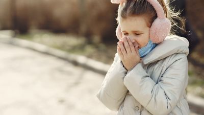 Según la secretaria de la Asociación Nacional de Enfermería y Vacunas, los niños trasmiten el virus durante mucho más tiempo. / iStock.