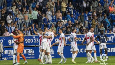 Los jugadores de la SD Huesca se abrazan tras el triunfo ante el Oviedo.