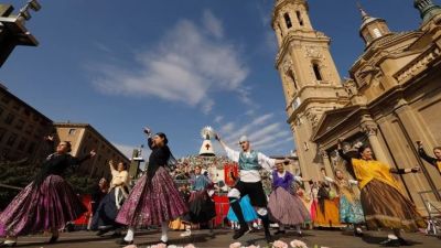 La estructura de la Virgen del Pilar es uno de los lugares más fotografiados por turistas y visitantes.