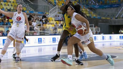 Casademont Zaragoza femenino disputando el partido ante el Spar Gran Canaria