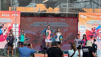 Martina Vera (camiseta rosa), en lo más alto del podio del Campeonato de Europa.
