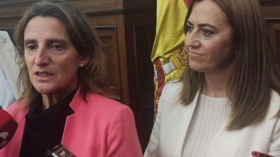 Teresa Ribera (izda) junto a la delegada del Gobierno, Virginia Barcones, en la visita que ha realizad a Soria./ EUROPA PRESS