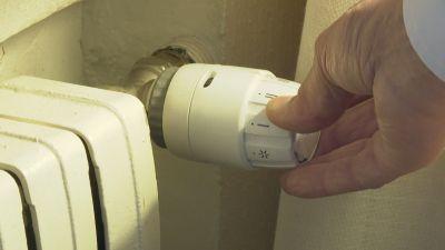 Un vecino regula el radiador en una vivienda.