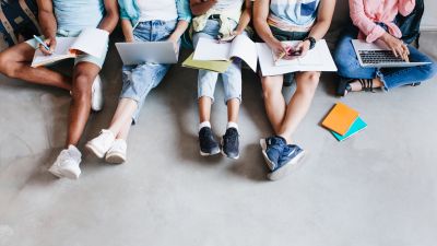 Para los estudiantes, las medidas han tomado "el rumbo adecuado" pero "se quedan cortas". / Freepik