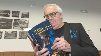 Xabier Gutiérrez con su nueva obra, 'El refugio de las mariposas'.