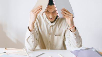Muchos de ellos han optado por la "renuncia silenciosa" en el que se limitan a cumplir solo con lo imprescindible en sus puestos. /Pexels