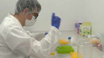 Un trabajador en el laboratorio de Levprot Bioscience.
