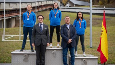 Clara Aznar, en lo más alto del podio del Campeonato de España.