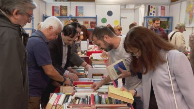 Ropa, música, muebles y una amplia oferta de libros en el Rastrillo Solidario.