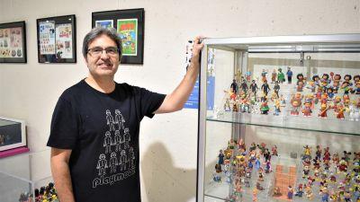 Algarra comenzó la colección por su hijo Adrián, hace 18 años. / M.P.