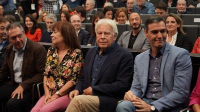 El secretario general del PSOE-Andalucía, Juan Espadas; la presidenta del PSOE, Cristina Narbona; el expresidente Felipe González y el líder del PSOE, Pedro Sánchez, en el acto por el 40 aniversario del triunfo del PSOE en 1982, en Sevilla. / EP, Francisco J. Olmo.