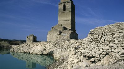 Torre de la iglesia de la Asunción en el pantano de Mediano (Hueca). / Aragón Turismo.