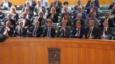 Imagen de representantes políticos y empresariales en la tribuna del hemiciclo. / Cortes de Aragón.