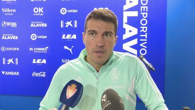 Alberto Zapater en zona mixta.