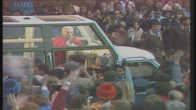 Juan Pablo II en el papamóvil a su llegada a Zaragoza el 6 de noviembre de 1982.