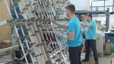 Varios empleados en una empresa de Teruel dedicada a trabajar el vidrio.