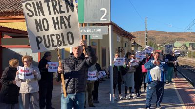 Una veintena de vecinos de Morata de Jalón han protestado este domingo por la falta de trenes. / María Marco