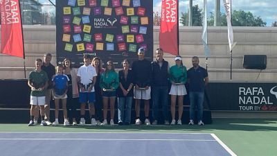 Claudia Ferrer, segunda la por la derecha, con su título del Masters Nacional Cadete de tenis.