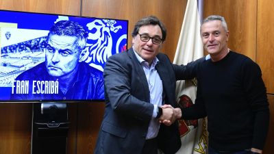 Fran Escribá junto a Raúl Sanllehí tras alcanzar un acuerdo para dirigir al equipo.