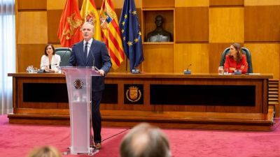 Jorge Azcón, durante su discurso, este martes. / Miguel G. García - Ayuntamiento de Zaragoza