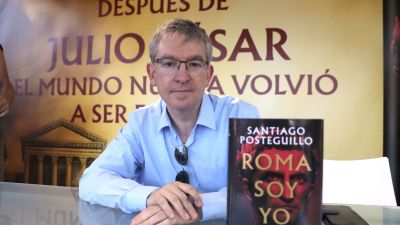 Santiago Posteguillo, con su último libro. / Isabel Infantes-Europa Press