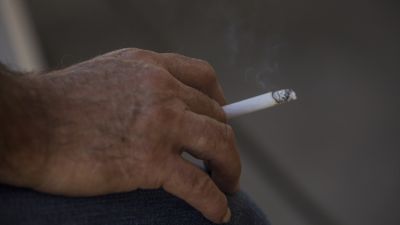 Una persona fuma en la terraza de un bar. / Europa Press