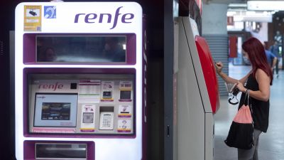 Una pasajera compra un billete en una taquilla automática de Renfe. (Alberto Ortega / Europa Press)