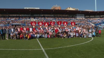Foto de familia antes del encuentro de Aspanoa en la Romareda, este sábado.