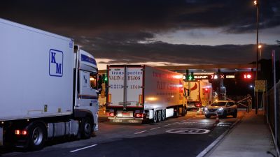 Camiones entranado a Mercamadrid en la madrugada del lunes. / Alejandro Martínez Vélez (Europa Press)