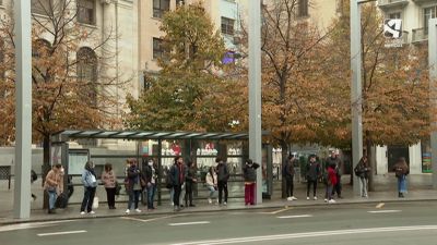 Ciudadanos esperando el autobús en plaza de España en la primera jornada de paros.