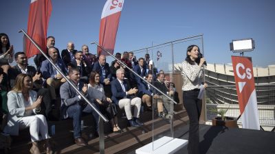 La presidenta de Ciudadanos, Inés Arrimadas (d), este sábado en la presentación de candidaturas andaluzas a las municipales de 2023./ María José López / Europa Press.