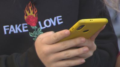 Adolescente haciendo uso del teléfono móvil.