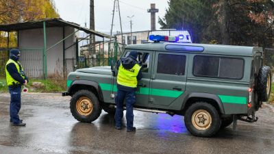 Oficiales de policía polacos patrullan en el pueblo de Przewodow, sureste de Polonia, este miércoles, 16 de noviembre de 2022. / EFE.