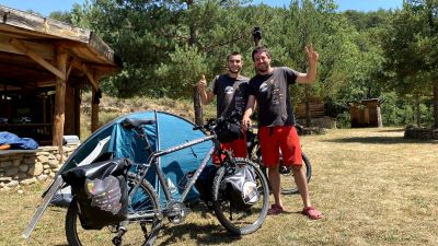 Pedro García y Marcos Rupérez realizaron este verano la ruta B-Rutal por varios pueblos de la provincia de Huesca. / A.M.T.R.