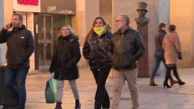 El frío se ha dejado notar en las calles de la capital aragonesa.
