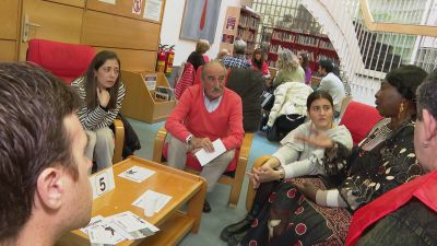 Un momento de una de las charlas de la 'Biblioteca humana' de Zaragoza.