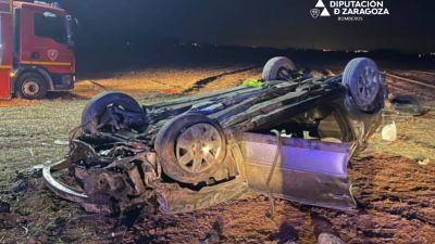 El turismo ha dado varias vueltas de campana y el único ocupante ha quedado atrapado en el interior del vehículo. / Bomberos Diputación de Zaragoza