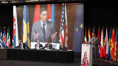 El presidente del Gobierno, Pedro Sánchez, interviene de la sesión plenaria de la 68 Asamblea parlamentaria de la OTAN que se celebra en Madrid y en la que participan el secretario general de la organización, Jens Stoltenberg, y, por vía telemática, el presidente de Ucrania, Volodimir Zelenski. / EFE.